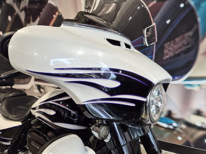 2015 Harley-Davidson CVO Street Glide 110 (FLHXSE) CVO White