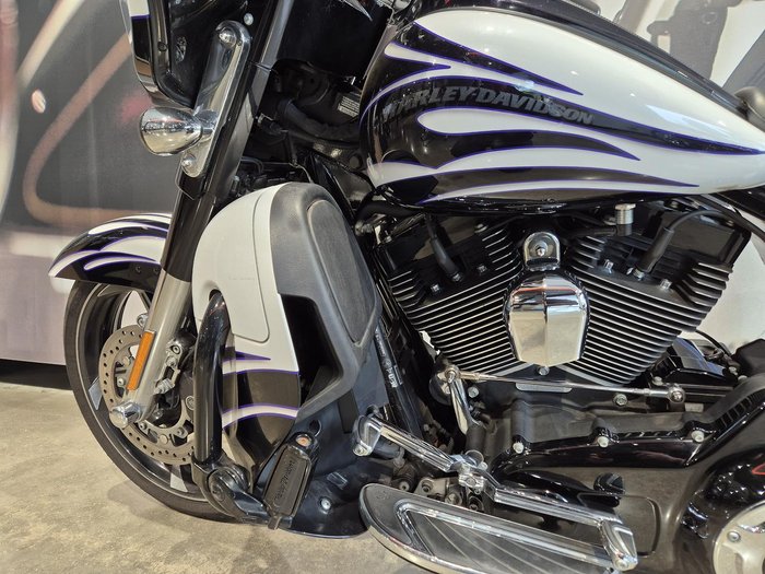 2015 Harley-Davidson CVO Street Glide 110 (FLHXSE) CVO White