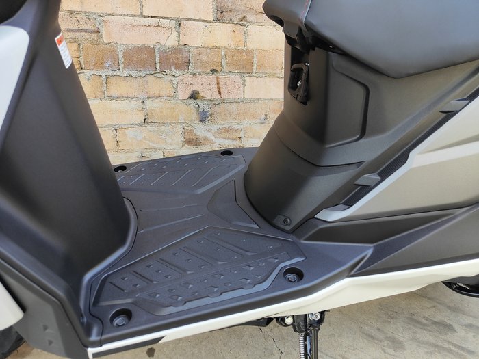 2023 SUZUKI AVENIS 125 SCOOTER WHITE