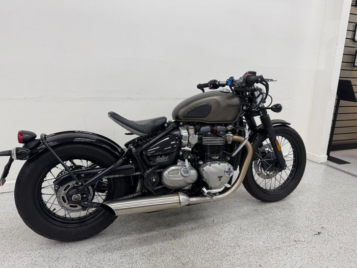 2017 Triumph BONNEVILLE BOBBER BLACK