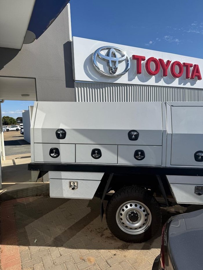 2023 Toyota Hilux SR