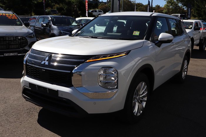 2025 Mitsubishi Outlander ES