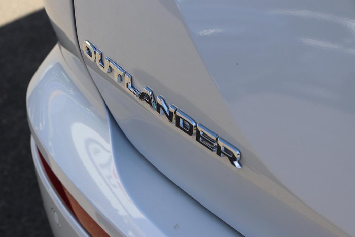 2025 Mitsubishi Outlander ES