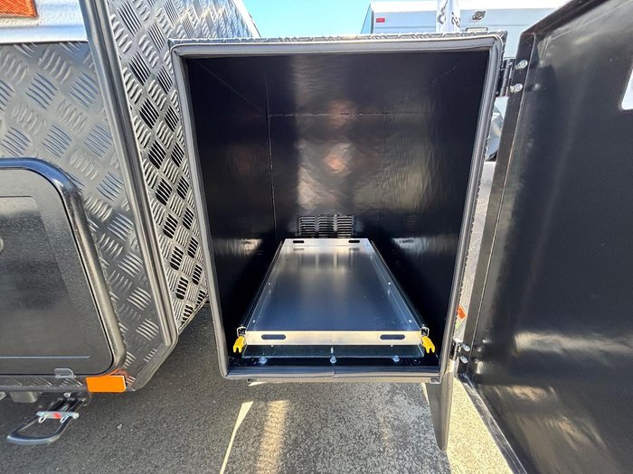 2025 JB Caravans Dirt Road Xtreme Rear Door Club Lounge
