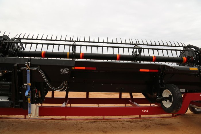 2015 New Holland Cr9.90 & Macdon D140 Rigid Draper Header 40Ft 