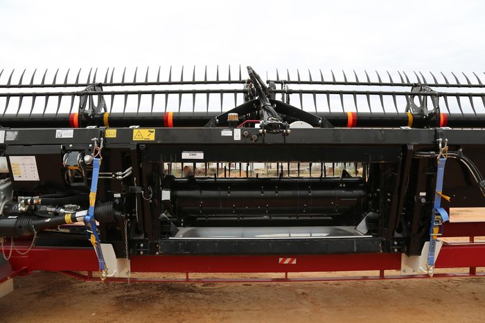 2015 New Holland Cr9.90 & Macdon D140 Rigid Draper Header 40Ft 