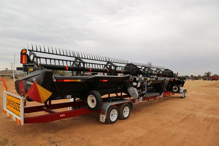 2015 New Holland Cr9.90 & Macdon D140 Rigid Draper Header 40Ft