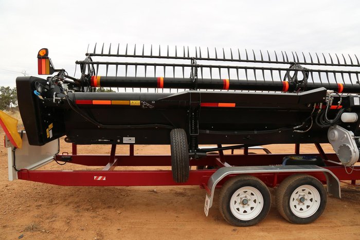 2015 New Holland Cr9.90 & Macdon D140 Rigid Draper Header 40Ft