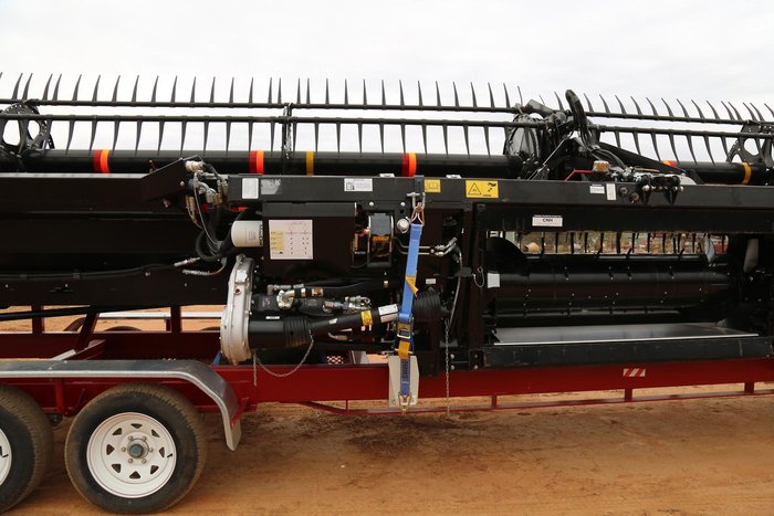 2015 New Holland Cr9.90 & Macdon D140 Rigid Draper Header 40Ft