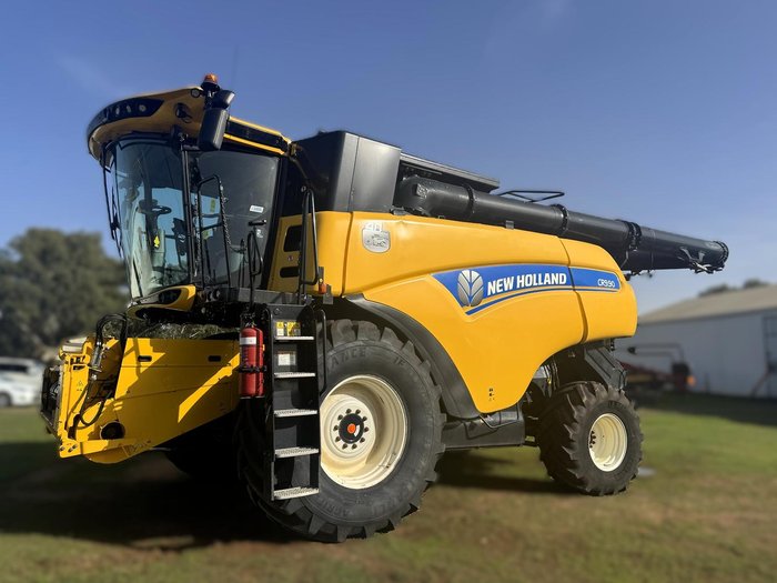2015 New Holland Cr9.90 & Macdon D140 Rigid Draper Header 40Ft