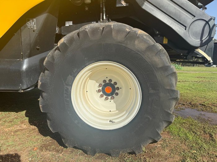 2015 New Holland Cr9.90 & Macdon D140 Rigid Draper Header 40Ft