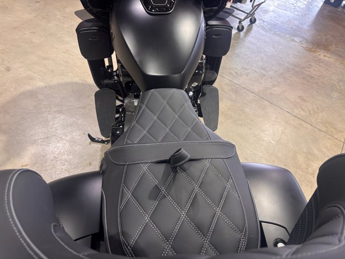 2025 Indian PURSUIT DARK HORSE BLACK