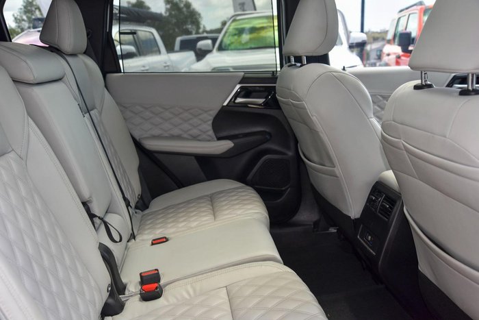 2023 Mitsubishi Outlander Exceed