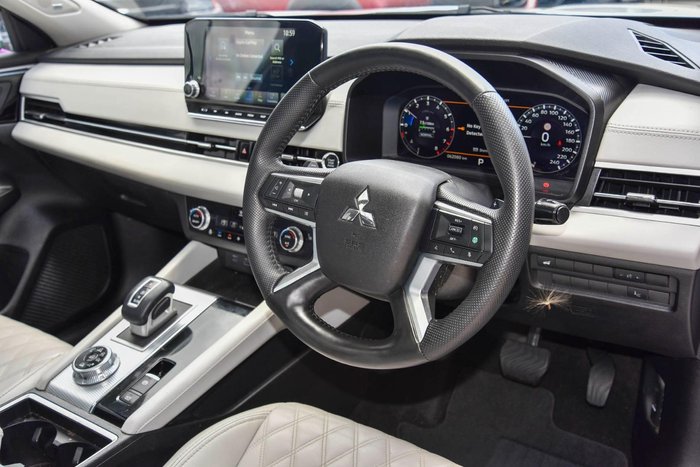 2023 Mitsubishi Outlander Exceed