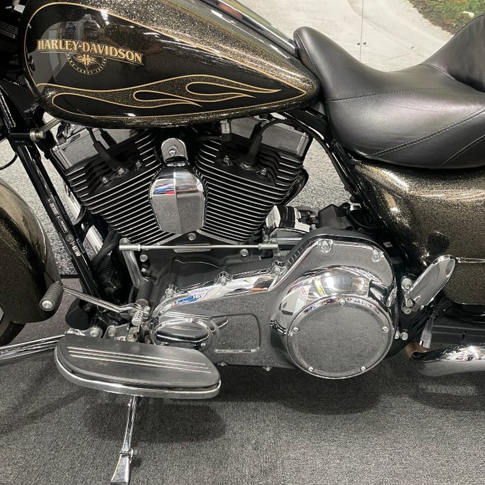 2016 HARLEY-DAVIDSON STREET GLIDE SPECIAL Gold