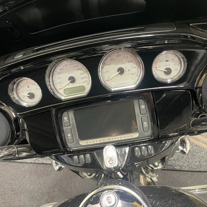 2016 HARLEY-DAVIDSON STREET GLIDE SPECIAL Gold