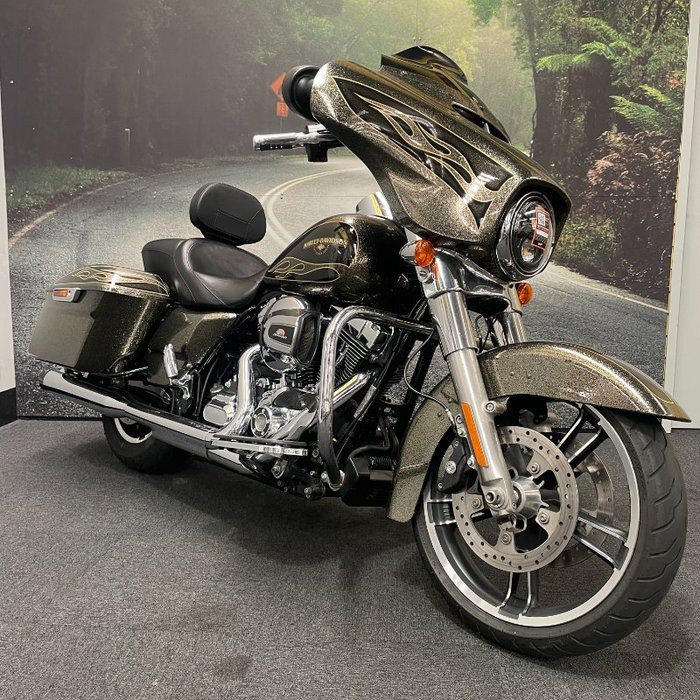 2016 HARLEY-DAVIDSON STREET GLIDE SPECIAL Gold