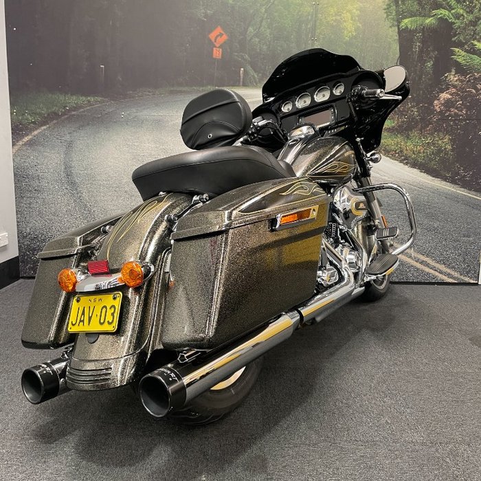 2016 HARLEY-DAVIDSON STREET GLIDE SPECIAL Gold