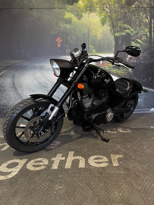 2016 VICTORY HAMMER 8-BALL Solid Black INT