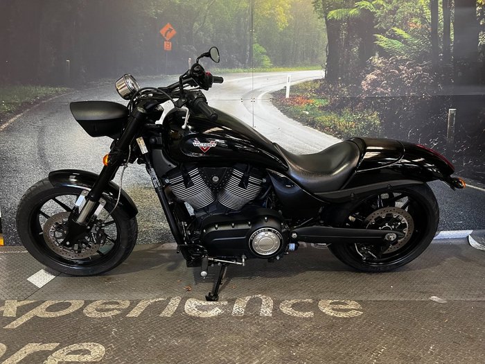 2016 VICTORY HAMMER 8-BALL Solid Black INT