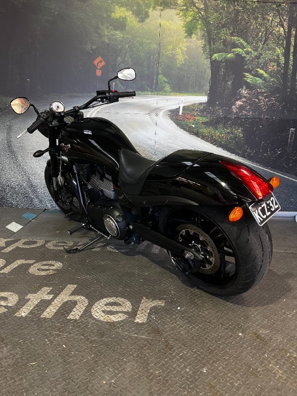 2016 VICTORY HAMMER 8-BALL Solid Black INT