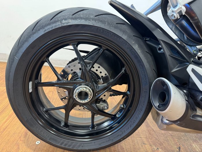 2024 Ducati STREETFIGHTER V2 RED