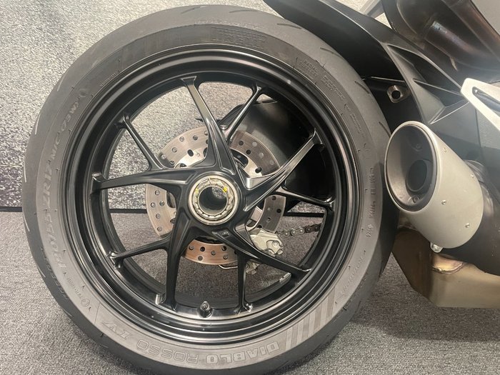 2022 DUCATI STREETFIGHTER V2 Red