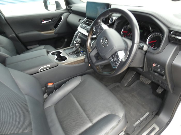 2022 Toyota Landcruiser LC300 VX (4x4)