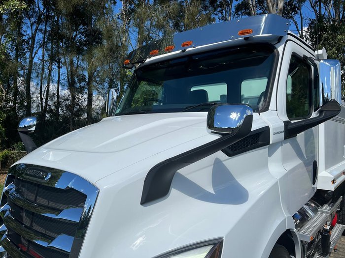 2024 Freightliner Cascadia 116 Tipper White