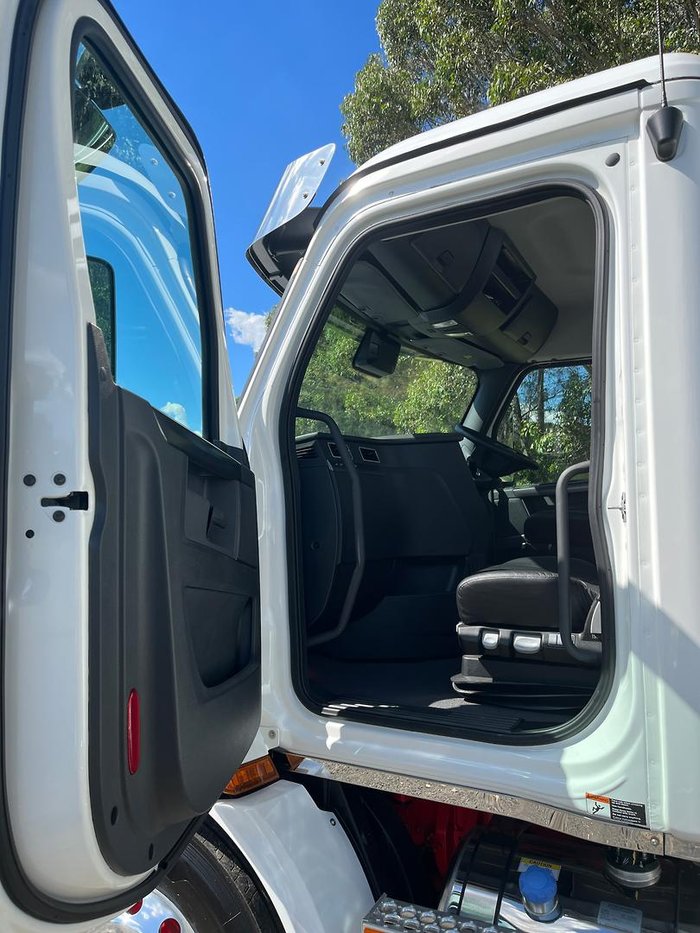 2024 Freightliner Cascadia 116 Tipper White