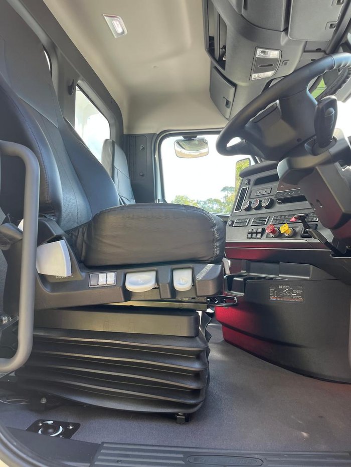 2024 Freightliner Cascadia 116 Tipper White