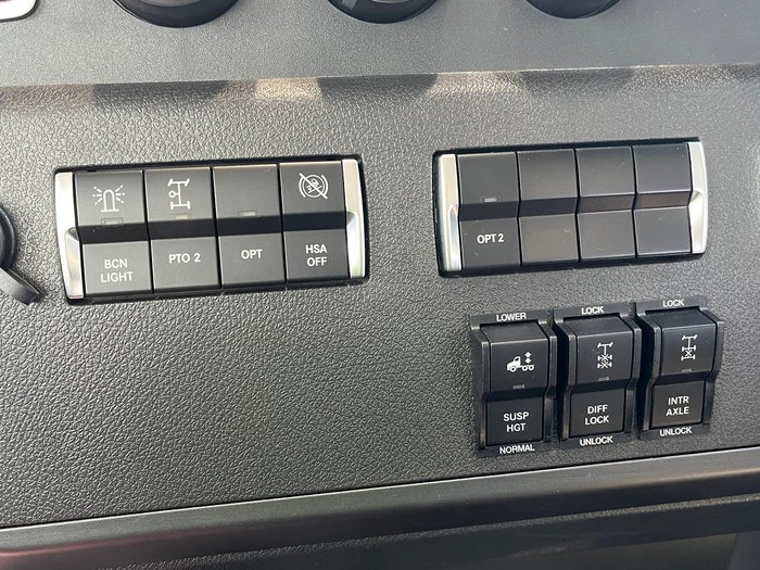 2024 Freightliner Cascadia 116 Tipper White