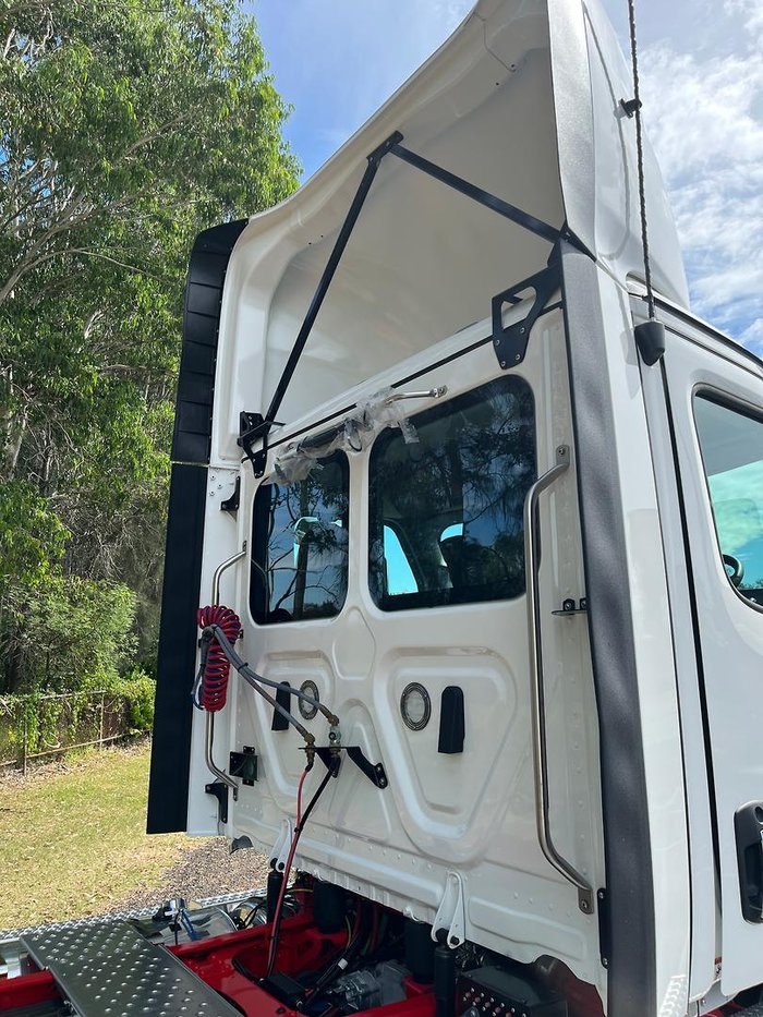 2024 Freightliner Cascadia 116 White