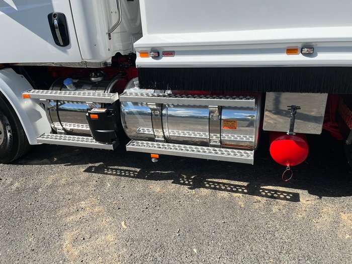 2024 Freightliner Cascadia 116 Tipper White