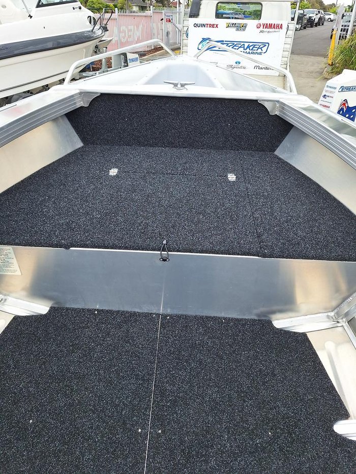 2025 QUINTREX 440 Busta