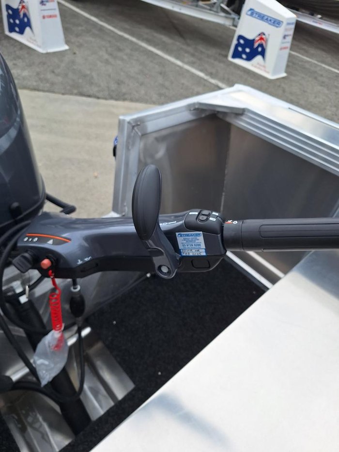 2025 QUINTREX 440 Busta