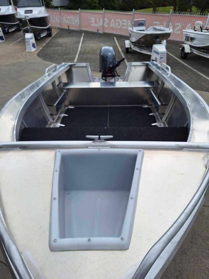 2025 QUINTREX 440 Busta