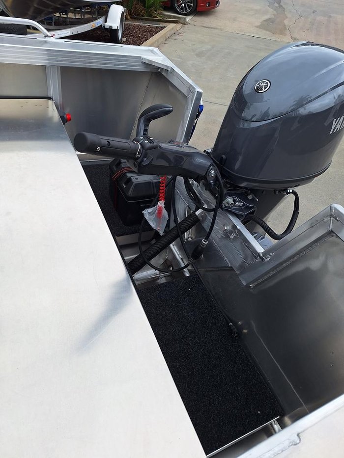 2025 QUINTREX 440 Busta