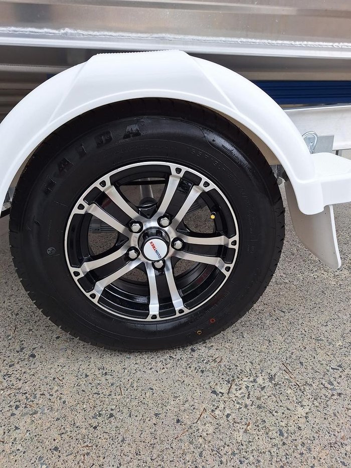 2025 QUINTREX 440 Busta