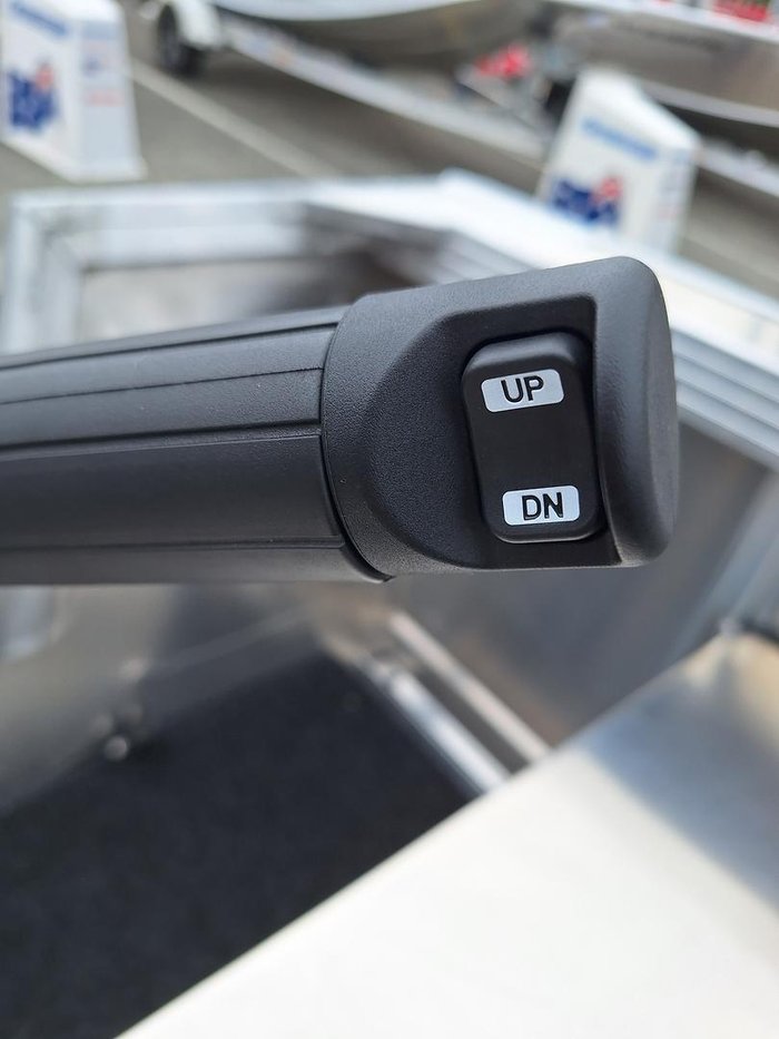 2025 QUINTREX 440 Busta