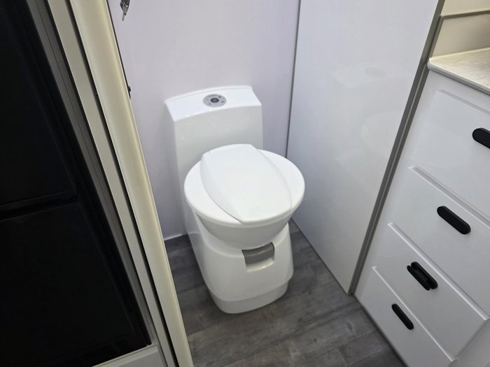 2025 JB Caravans Scorpion Sting Air 21'6 Rd Club