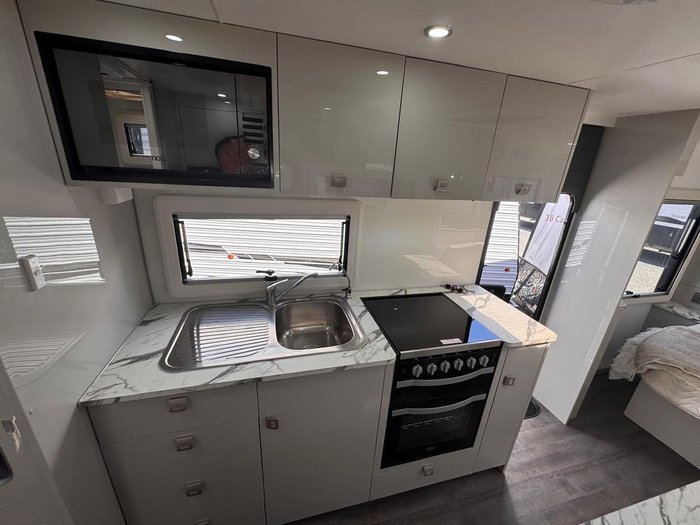 2022 JB Caravans Dreamline 22' Front Door Family Bunk