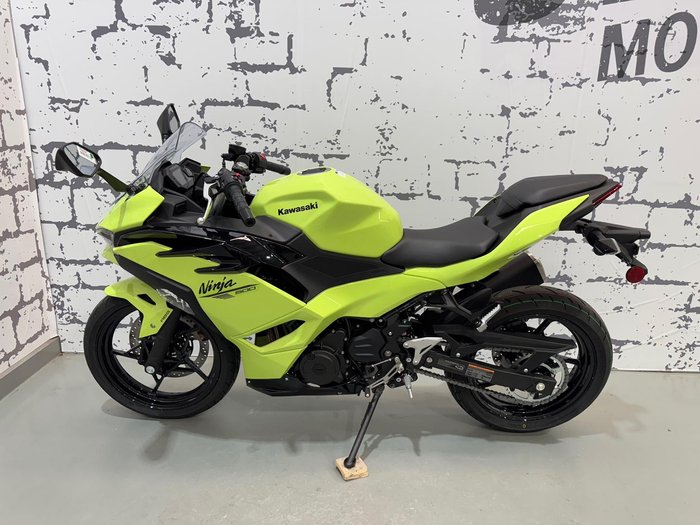 2025 Kawasaki Ninja 500 (EX500G) Ninja Green