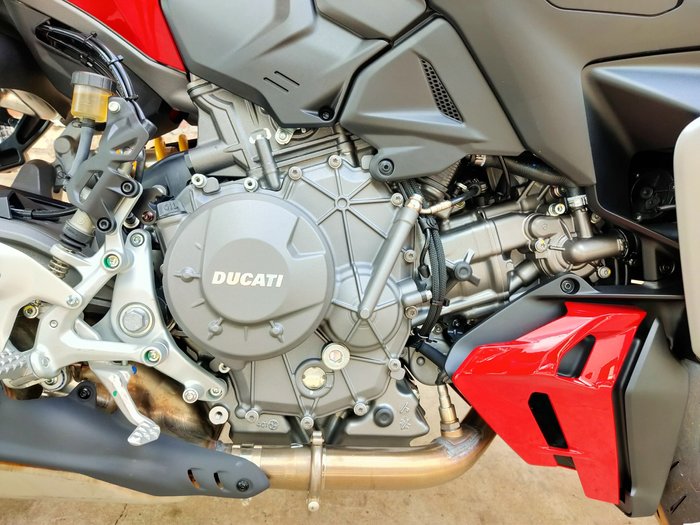 2025 DUCATI STREETFIGHTER V2 ROAD RED