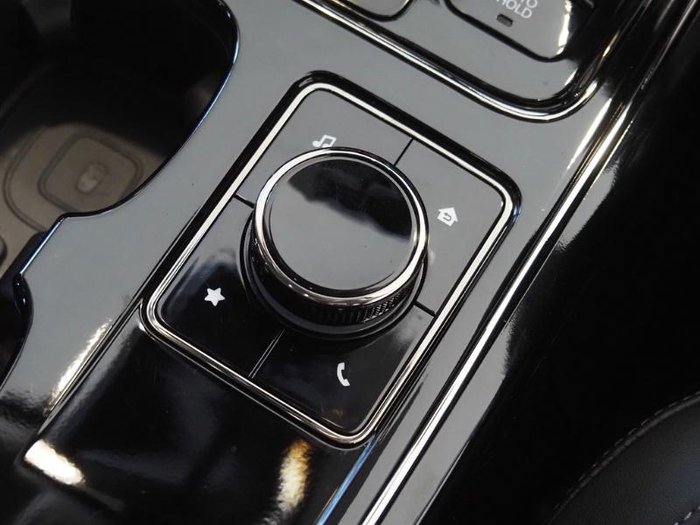 2025 Mahindra XUV700 AX7L