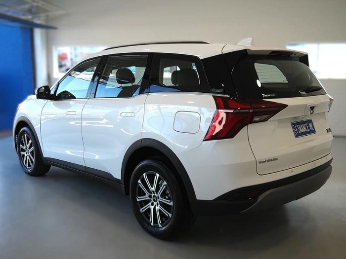 2025 Mahindra XUV700 AX7L