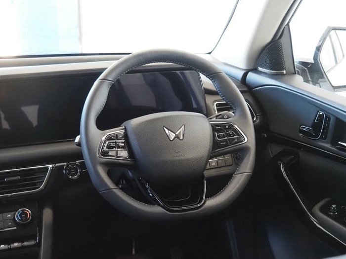 2025 Mahindra XUV700 AX7L