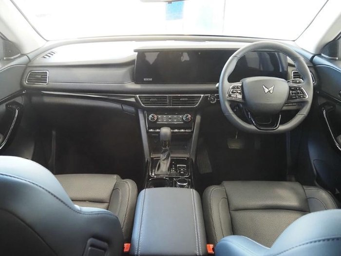 2025 Mahindra XUV700 AX7L