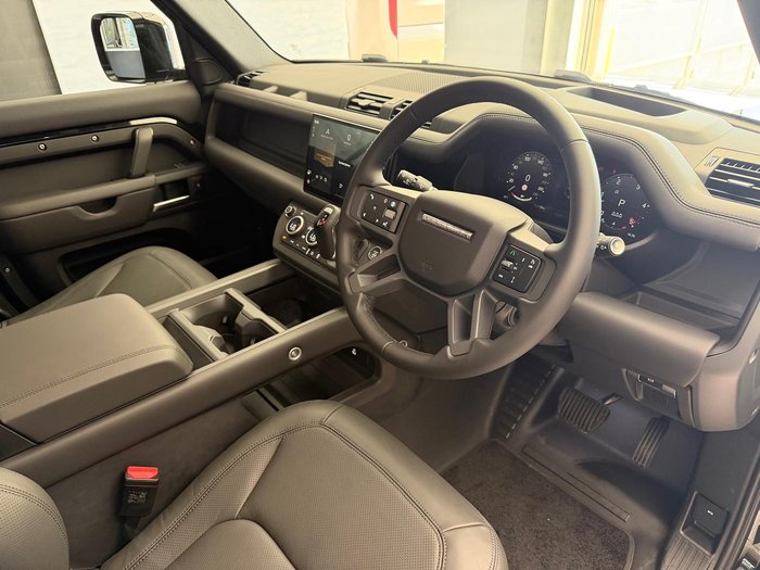 2025 Land Rover Defender 130 D350 X-Dynamic SE