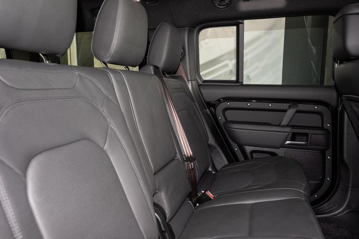 2025 Land Rover Defender 130 D350 X-Dynamic SE